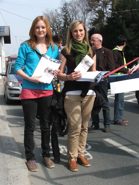 C. K. und Jennifer Pritz von der 4B Annahof verteilten Informationsmaterial in Maxglan.