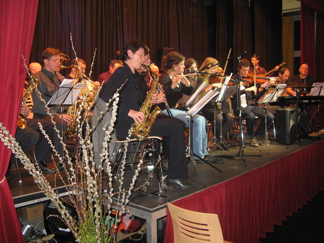 Die Biggaband besteht aus zwanzig Mitgliedern und spielt nur eigene Kompositionen.