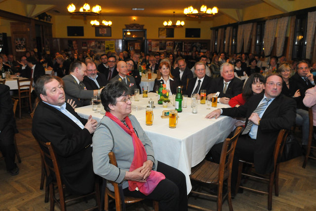 Der Saal im Schutzhaus Zukunft war bis auf den letzten Platz gefüllt.