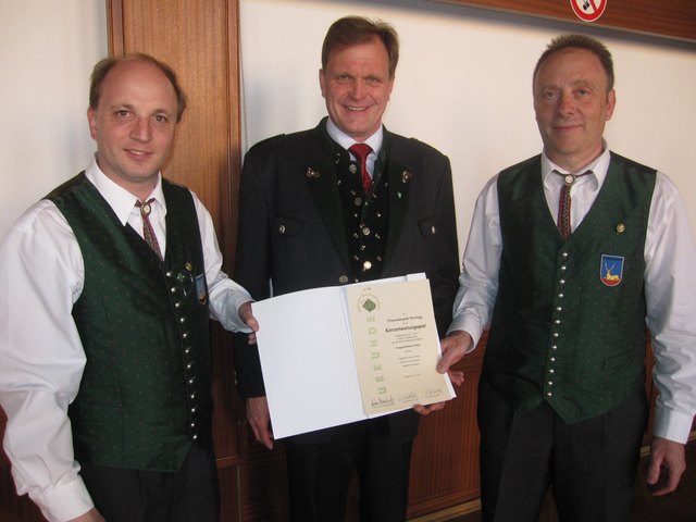 Kapellmeister Hannes Lichtenegger, LAbg Erwin Dirnberger, Obmann Alfred Scherr