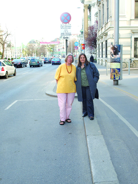 Ärgern sich über die Busse, die mit laufendem Motor vor dem Palais Auersperg warten: Annegret Lange und Doris Müller.