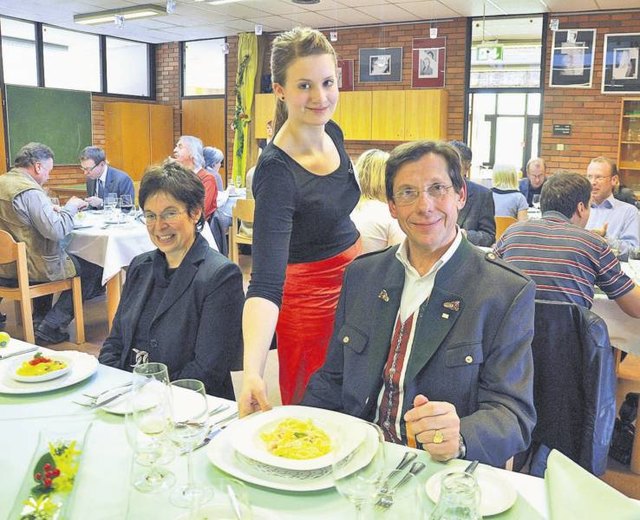Direktor Wilhelm Mitsche bekam beim Businessessen der HLW Feldbach von Schülerin Theresa Schadler ein Vier-Gänge-Menü serviert.