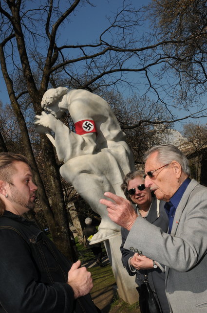 Marko Feingold, Vorsitzender der Israelitischen Kultusgemeinde Salzburg, im Gespräch mit Student Daniel Toporis: „Es ist gut, dass darüber geredet wird“, sagt Feingold zu den seit knapp 70 Jahren unkommentiert in Salzburg aufgestellten Nazi-Kunstwerken.