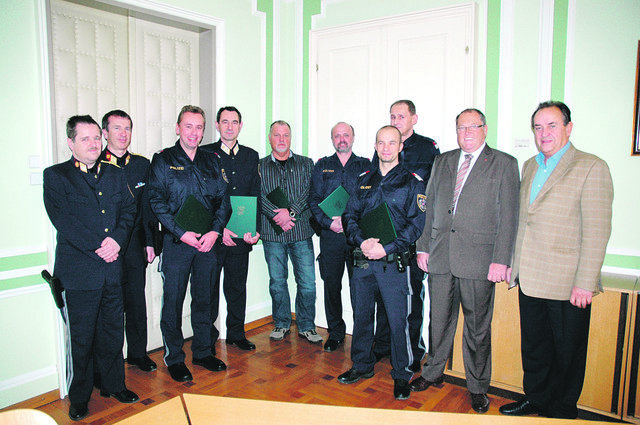 Stadthauptmann Harald Hofmayer (li.), Bezirkschef Karl Homole  (2. v. re.) und BV-Stellvertreter Josef Eichinger (re.) ehrten die sechs Polizeibeamten und den Währinger Bürger. | Foto: BV Währing