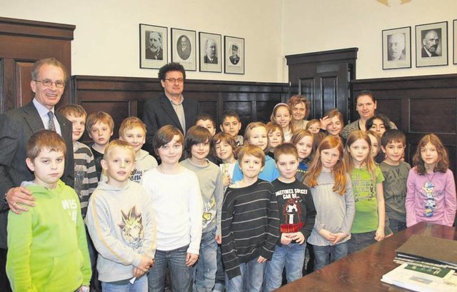 Bürgermeister Kurt Deutschmann (l.) und Stadtamtsdirektor Michael Mehsner (Mitte) begrüßten die interessierten Volksschüler in der Stadtgemeinde