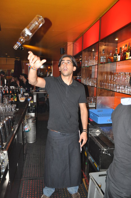 Flaschenakkrobatik inklusive: Barkeeper Siamak mixte im Stylez zahlreiche "Stylez Special" für die Cocktail-Tourer