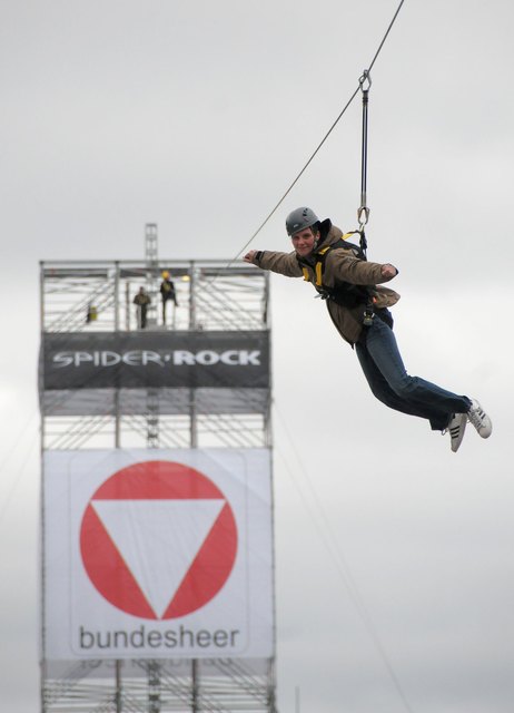 In 36 Meter Höhe über ein Stahlseil gleiten. | Foto: www.spider-rock.at