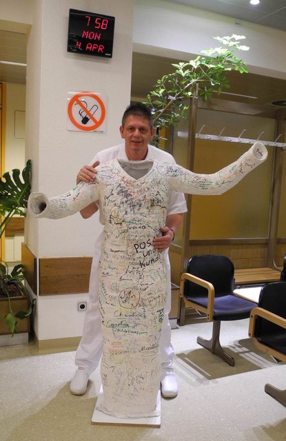 Johann "Lüfti" Lüftenegger mit einem seiner "Kunstwerke".