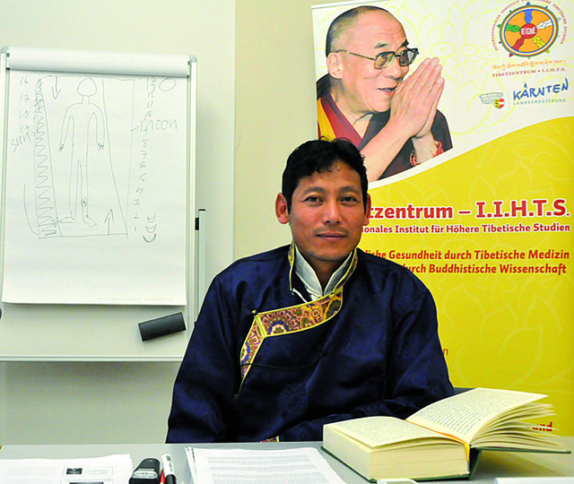 Dr. Wangdue unterrichtet am Tibetzentrum in Hüttenberg