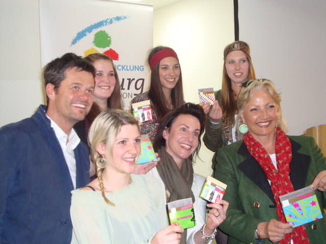 Hubert und Christine Berger freuen sich mit dem Team der HBLW und LR Tina Widmann über den Erfolg des gemeinsamen Maturaprojektes.         Foto: Kalss
