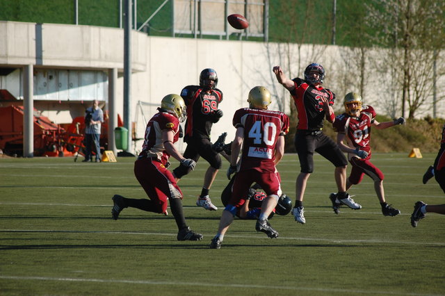 Quarterback Lukas Hütter (3) beim Abwurf eines Passes.