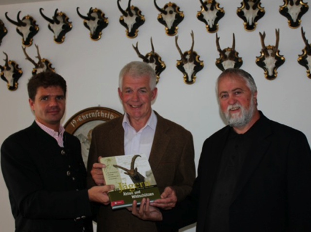 Buchpräsentation:  “Von Jägern, Äbten und Wildschützen”. Rechts Autor P. Thomas Naupp OSB. Foto: Archiv Stift Fiecht.