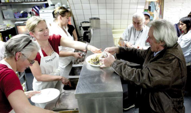 In die Gruft unter der Mariahilfer Kirche kommen immer mehr Mindestsi- cherungsbezieher und Pensionisten mit kleinen Einkommen | Foto: Caritas/Gernot Kerth