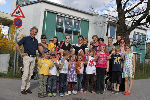 Auf der Suche nach PädagogInnen: K   laus Defner (li.) und die Igler Eltern mit ihren Kindern.