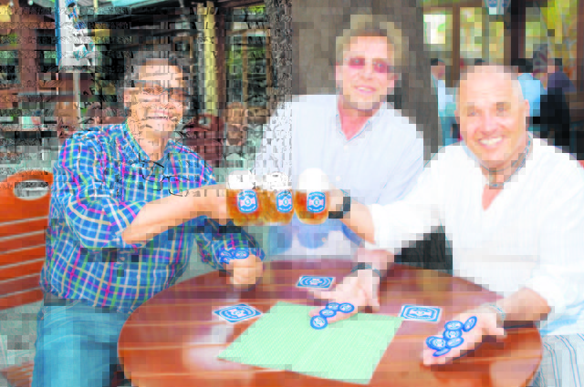 Rupert Triebls (r.) Idee, die „Puntigamer Kronen“, werden natürlich im Brauhaus aber auch beim „Trafo“ und Temmel akzeptiert. | Foto: WiM/Sator