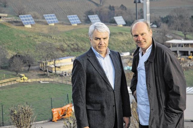 Josef Zotter mit Günther Ramert. Im Hintergrund die Fotovoltaik-Mover, die Sonnenstrom erzeugen.