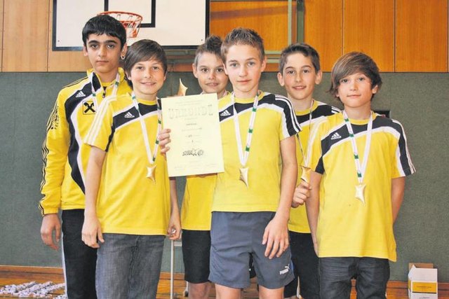 Mannschaftsgold für die Knaben der zweiten Sportklasse der Hauptschule Gnas bei den steirischen Meisterschaften im Geräteturnen.                                                                                        Foto: KK