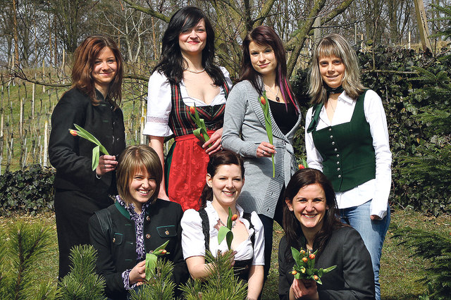 Tulpenkönigin Martina Krenn (rechts unten) übergibt das Zepter an eine dieser jungen Damen. Foto: WOCHE