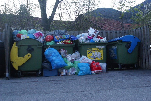 Überfüllte und verschmutzte Müllcontainer sollen in Zirl bald der Vergangenheit angehören, wenn es nach der VP-Zirl geht.