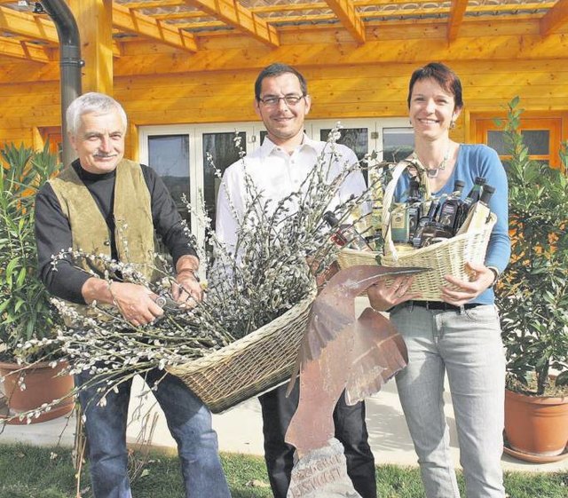Beim Bau des Hofladens halfen vorwiegend regionale Betriebe. Wilma und Karl Kaufmann mit Palmbuschenbinder Toni Hebenstreit vor dem neuen Hofladen.