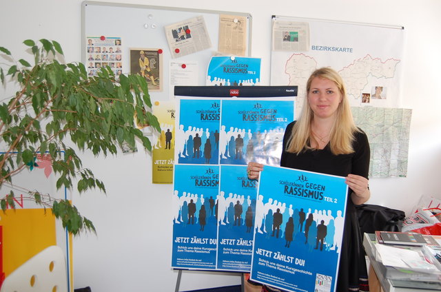 Elisabeth Hakel mit dem Plakat zu ihrer Aktion.