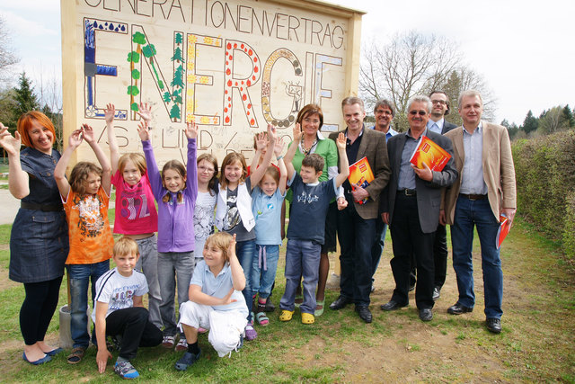 Schüler der VS Lind ob Velden mit Klassenlehrerin, LRin Dr.in Beate Prettner, Ferdinand Vouk (BGM Velden), Christian Zeichen (Direktor VS ), Walter Kupper (GR Velden), Arch. DI Gerhard Kopeinig u.Ernst Florjanschitz vor dem Generationenvertrag | Foto: Kathrin Nagy-Kozar