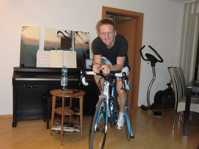April 2011: Mit meinem Renner auf der Rolle. Und der breite Grinser bestätigt es: Es macht doch Spaß um 4:30h morgens radzufahren