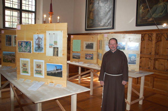 Bruder Rudi vor der Ausstellung „Die Geschichte des Ordens“ . Hier wird auch die originale Übergabe-Urkunde aus dem Jahre 1711 ausgestellt.