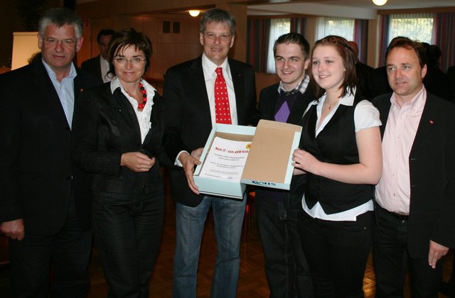 Peter Kaiser und Beate Prettner nahmen gemeinsam mit SPÖ-LAbg. Diegmund Astner 2115 Unterschriften gegen Atomstrom von Ferdinand Stadlober (Sprecher der Schülervertretung),Christina Moser(Schülerin) und Vzbgm. Sigfried Ronacher entgegen.