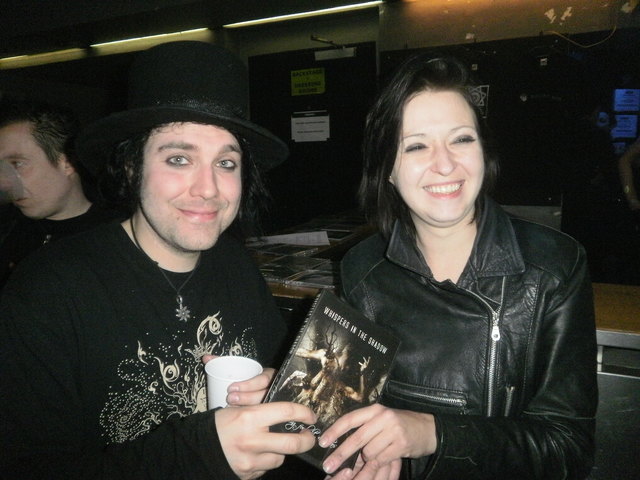 Die Gewinnerin des bz-Gewinnspiels Paula Kerschbaumer beim Meet and Great mit Sänger Ashley Dayour und der gewonnenen DVD.