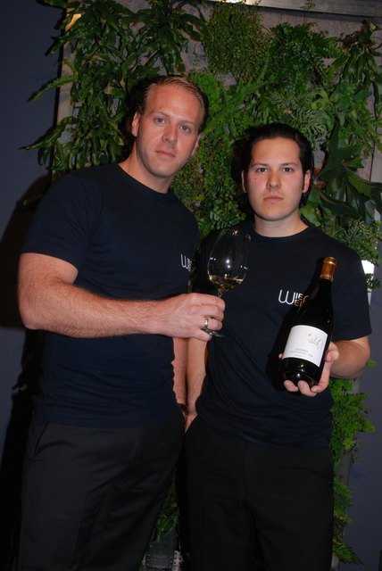 Die Liesinger Winzer Michael Edlmoser (li.) und Alex Skoff sehen den Weinbau in Gefahr.