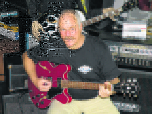 „In der Pension kann ich mich endlich meiner Familie widmen und meinen Hobbys – der Musik, Konzerte gehen, Gitarre spielen“, freut sich Walter Mühlbacher auf seinen neuen Lebensabschnitt | Foto: musik-muehlbacher.at