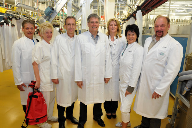 LHStv. Kaiser besuchte mit Ines Obex-Mischitz (2.v.r.) Wäscherei am Klinikum Klagenfurt und informierte sich bei Abteilungsleiter Klaus Pichler (3.v.l.). Am Bild mit BR Robert Schluga, BR Rosa Auner u. BR Klaus Welser.