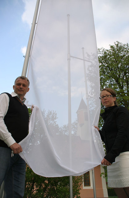 Gemeinderätin Barbara Ober und Bürgermeister Helmut Buchgraber hissen in Auersbach die weiße Fahne.