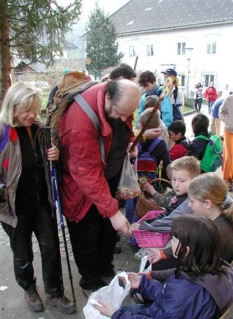 Zuckerl verteilen in Zweikirchen