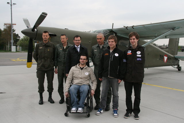 Die Aufregung vor dem Flug steigt: Major Michael Exeli, Major Wolfgang Rafetseder, Vertidigungsminister Norbert Darabos, Nori Selimi (1. Pl.: Basketball), Vizeleutnant Eirch Sitter, Philip Hochenberger (9. Pl.: Schwimmer) und Andreas Onea (3. Pl.: Schwimm