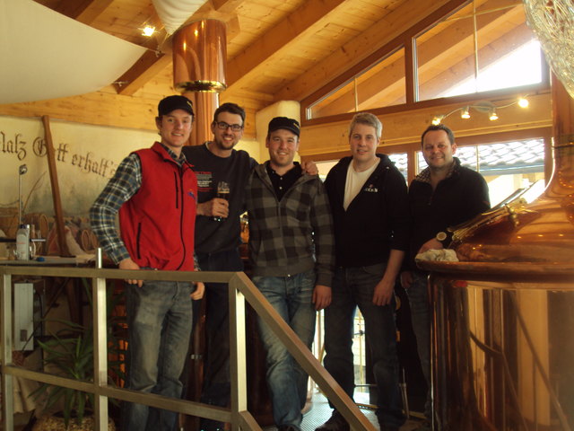 Die Surfassl Buam beim Bierbrauen in Schwoich beim Stöffl Bräu. | Foto: Brigitte Eberharter