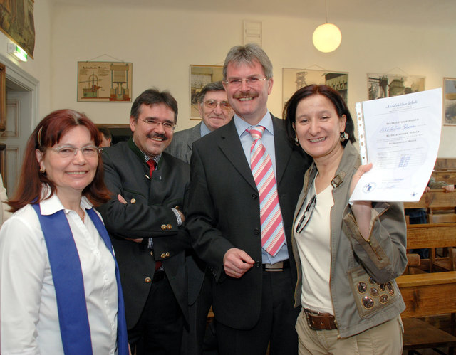 Johanna Mikl-Leitner mit ihrem Maturazeugnis im Michelstettner Schulmuseum - http://www.michelstettnerschule.at/