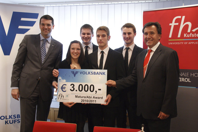 Wolfgang Schauer mit den Gewinnern Theresa Schneider, Christian Heuschneider, Fabian Matt, Philipp Konzett und dem FH-Geschäftsführer Wolfgang Richter. | Foto: Wendlinger