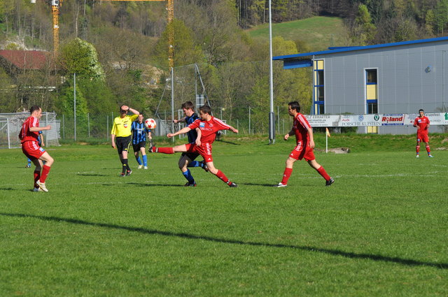 Nicht immer leicht haben es die Schiedsrichter bei ihren Entscheidungen, wenn es um Auf- oder Abstiegsspiele geht. Schiedsrichter Gerhard Achorner hatte trotz tiefstehender Sonne die Begegnung zwischen Erl (rot) und Alpbach (blau) jederzeit im Griff. Durc | Foto: Schwaighofer