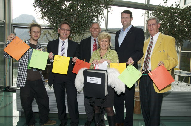 Alle machen mit bei „KUFSTEIN LIEST“: fein.kost Tom Weninger, Bgm. Martin Krumschnabel, Stadtwerkedirektor Franz Mayer, Initiatorin Brigitte Weninger, Volksbankdirektor Wolfgang Schauer und Rotarypräsident Ulf Lorenz unterstützen das Projekt.