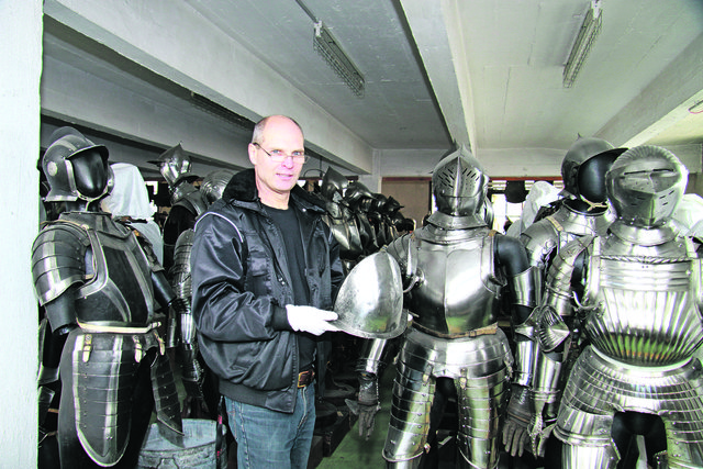 Depotverwalter Robert Filip schützt die wertvollen Exponate. | Foto: Inführ