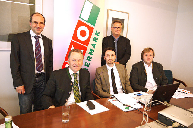 V. l.: Andreas Schlemmer (WK Regionalstellenleiter), Hans Spreitzhofer (Obmann der WK Regionalstelle Weiz), Ewald Verhounig (Institut für Wirtschafts- und Standortentwicklung) und die beiden Unternehmer Alfred Raith und Ewald Schwarz.