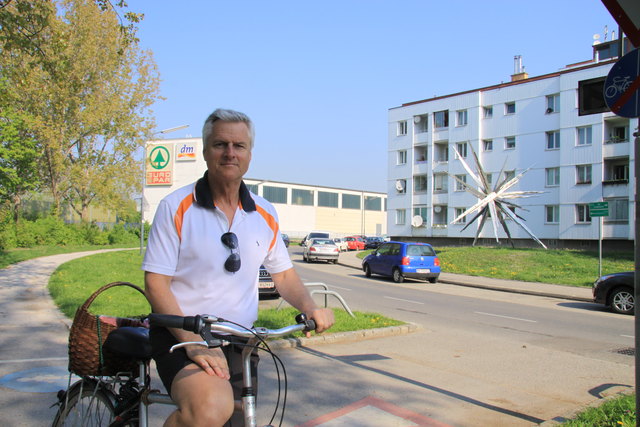 Statt dem schmalen Gehweg sollen Radfahrer die (sichere) Fahrbahn benutzen, fordert Franz Schodl.