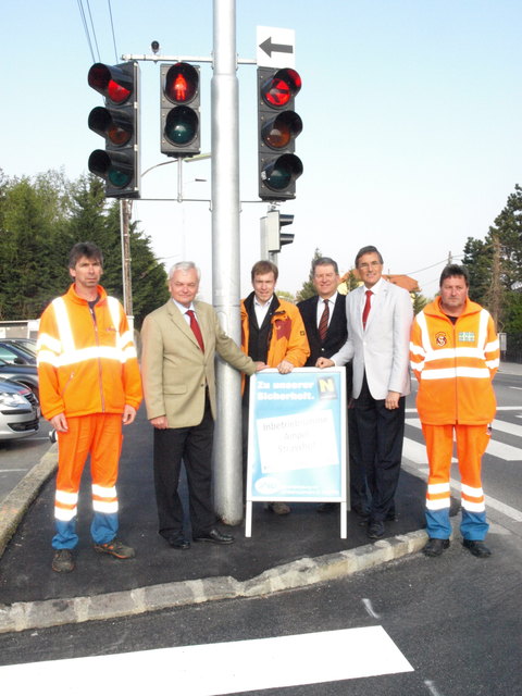 Werner Huber, LT. Präs. Nowohradsky, Christof Dauda (Verkehrstechnik Land NÖ),  Vzbgm. Vock, Bgm. Deltl und Hermann Weinmann bei der Eröffnung der Ampelanlage. | Foto: Mold