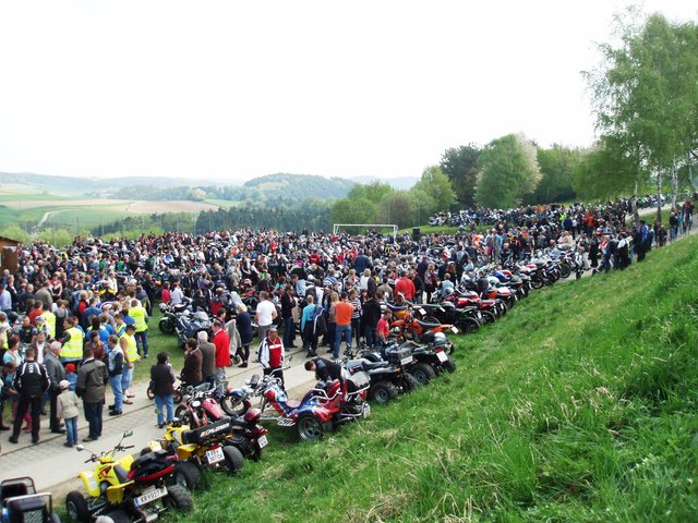 Unglaubliche 532 Biker und zahlreiche Besucher nahmen an der Motorradsegnung in Loiwein teil.