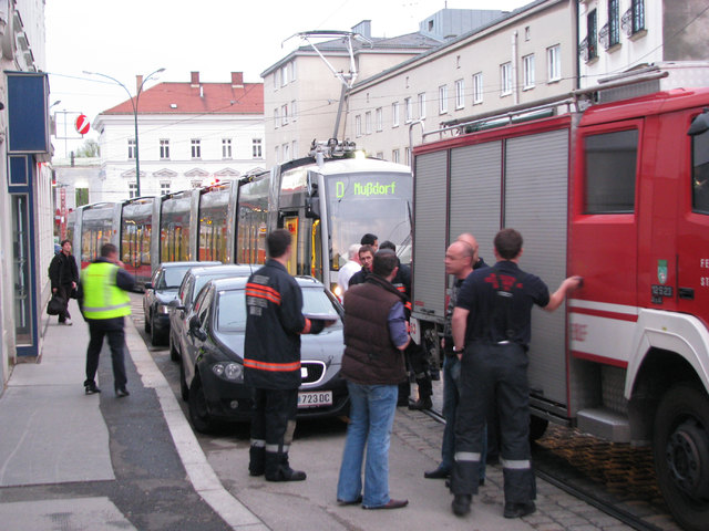 Diese verzwickte Situation ist in der Döblinger Greinergasse leider kein Einzelfall. Da müssen die Florianijünger helfen. | Foto: Privat