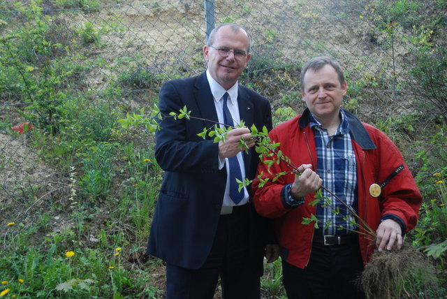 Erfolgsmeldung: SP-Bezirksvorsteher-Stellvertreter Anton Mandl (links) und der grüne Klubobmann Heinz Hieber haben sich intensiv für die Erhaltung des Wald- und Wiesengürtels eingesetzt.