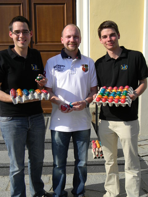 die Verteiler vor der Stadtpfarre Schrems JVP-Waldviertelobmann StR David Süß, KR Gregor Ableidinger, Michael Meindl