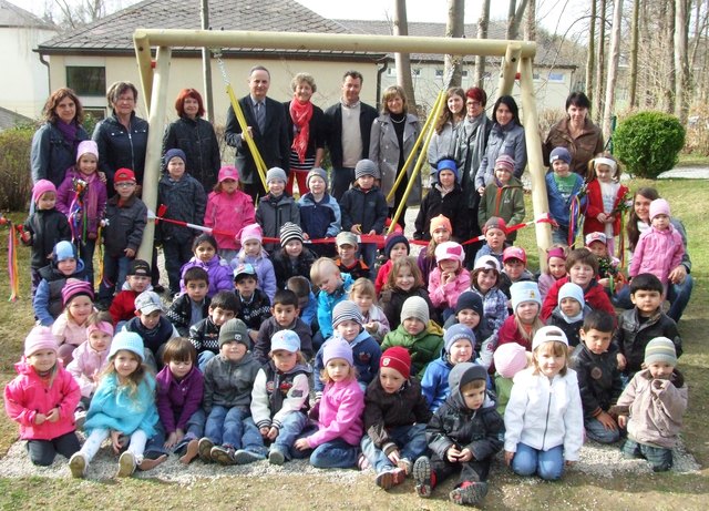 Glückliche Gesichter bei Kindern und Spendern über die Nestschaukel für den Schremser Parkkindergarten.